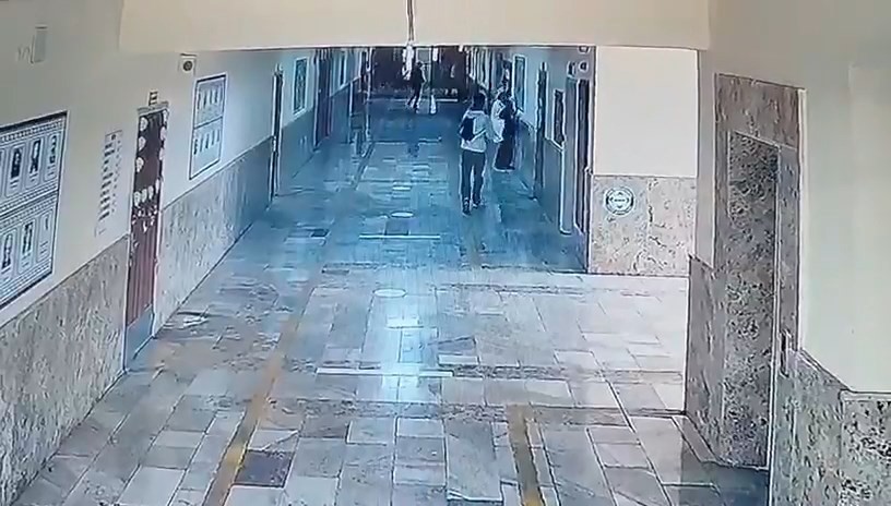 Şanlıurfa’da 16 kişinin yaralandığı saldırı anı güvenlik kamerasına yansıdı 6 sanliurfada 16 kisinin yaralandigi saldiri ani guvenlik kamerasina yansidi 2 HXnWfUQM
