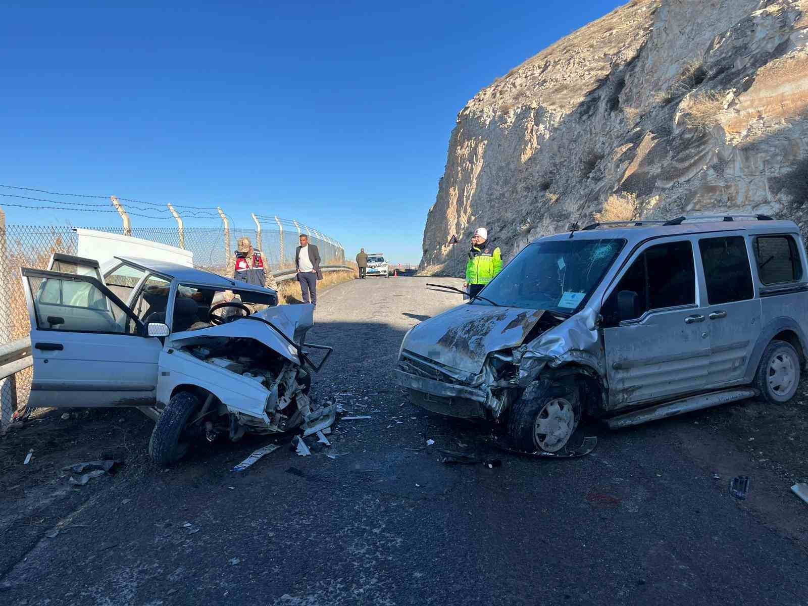 Şanlıurfa’da 2 araç çarpıştı: 3 yaralı 6 sanliurfada 2 arac carpisti 3 yarali 2 4KmT94lg