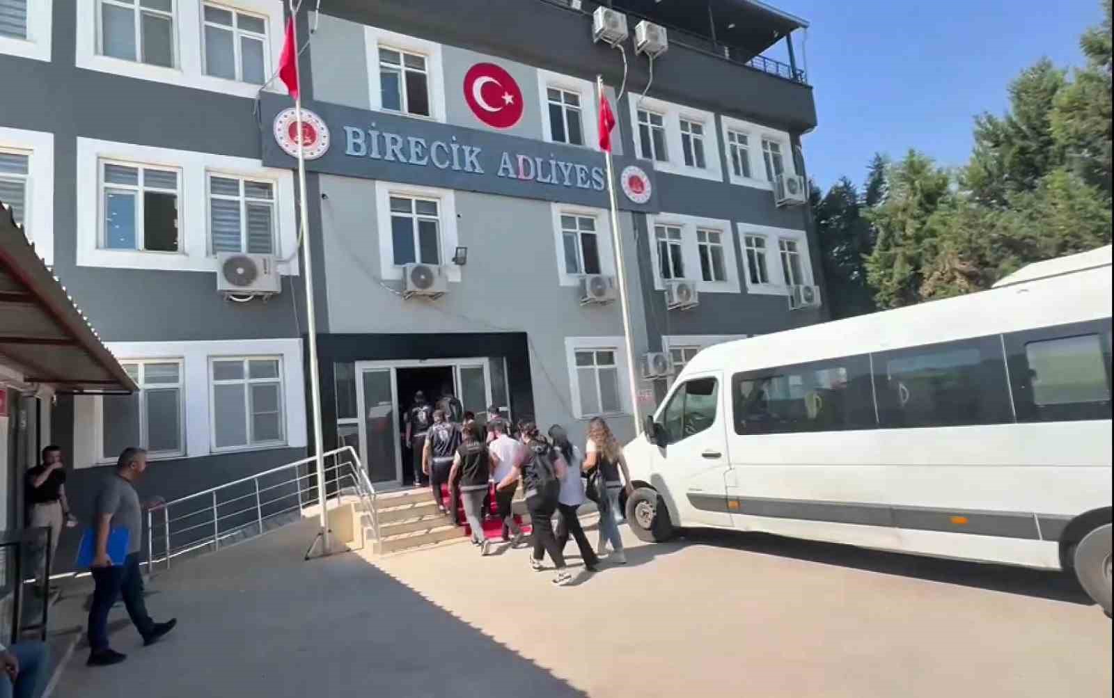 Şanlıurfa’da 20 milyon TL’lik dolandırıcılık operasyonunda 6 tutuklama 4 sanliurfada 20 milyon tllik dolandiricilik operasyonunda 6 tutuklama 0 BLWasBv5