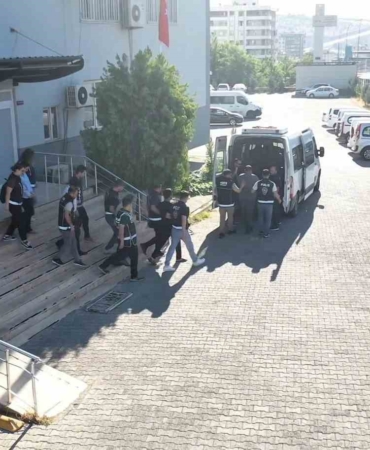 sanliurfada-20-milyon-tllik-dolandiricilik-operasyonunda-6-tutuklama-b9ZF9cUl.jpg
