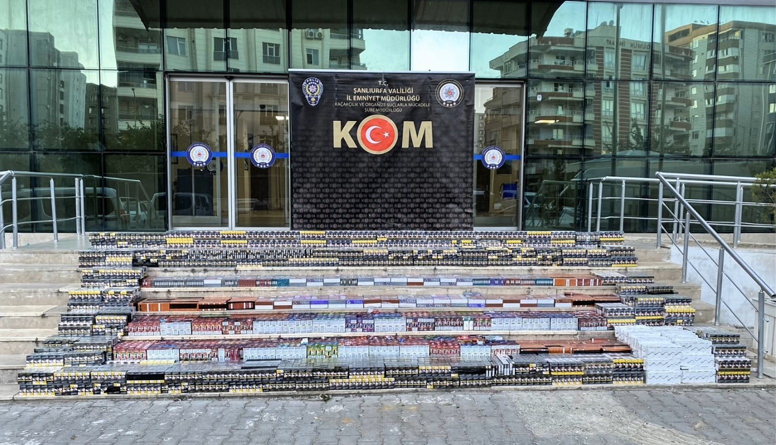 sanliurfada 3 milyon 700 bin lira degerinde kacak sigara ele gecirildi 3 IcpZfbYD