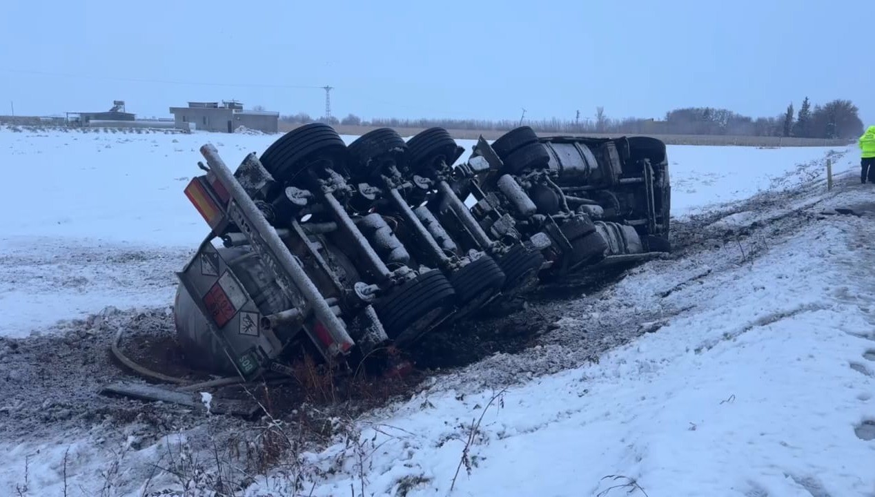 Şanlıurfa’da asit yüklü tanker devrildi: 1 yaralı 6 sanliurfada asit yuklu tanker devrildi 1 yarali 2 IHnEha54