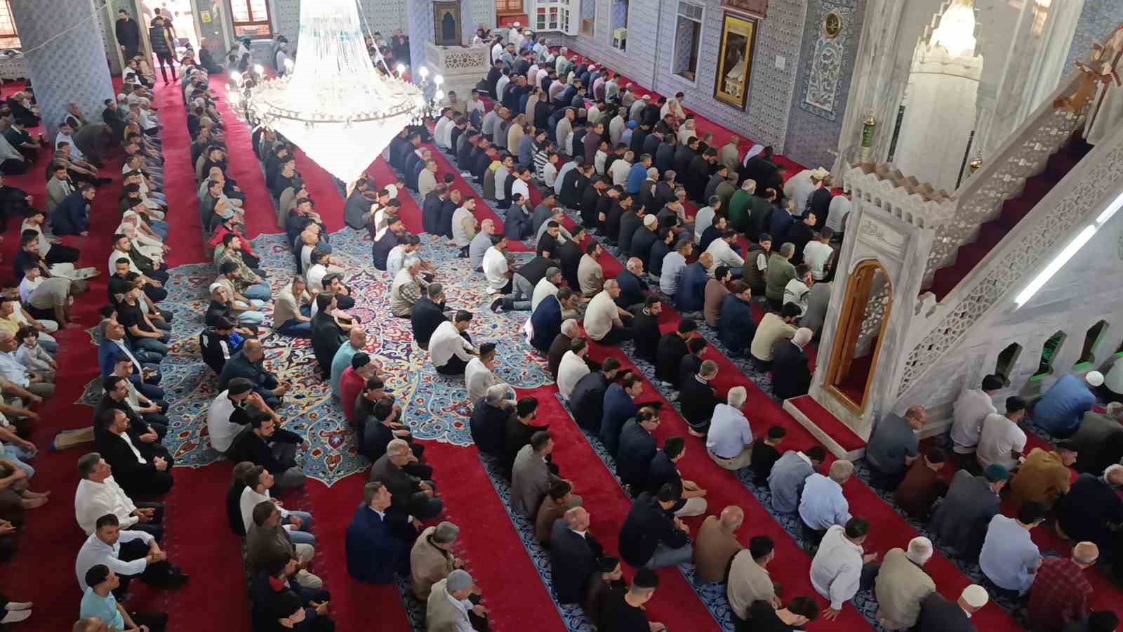 sanliurfada bayram namazi coskusu 2 2YYOe4VE