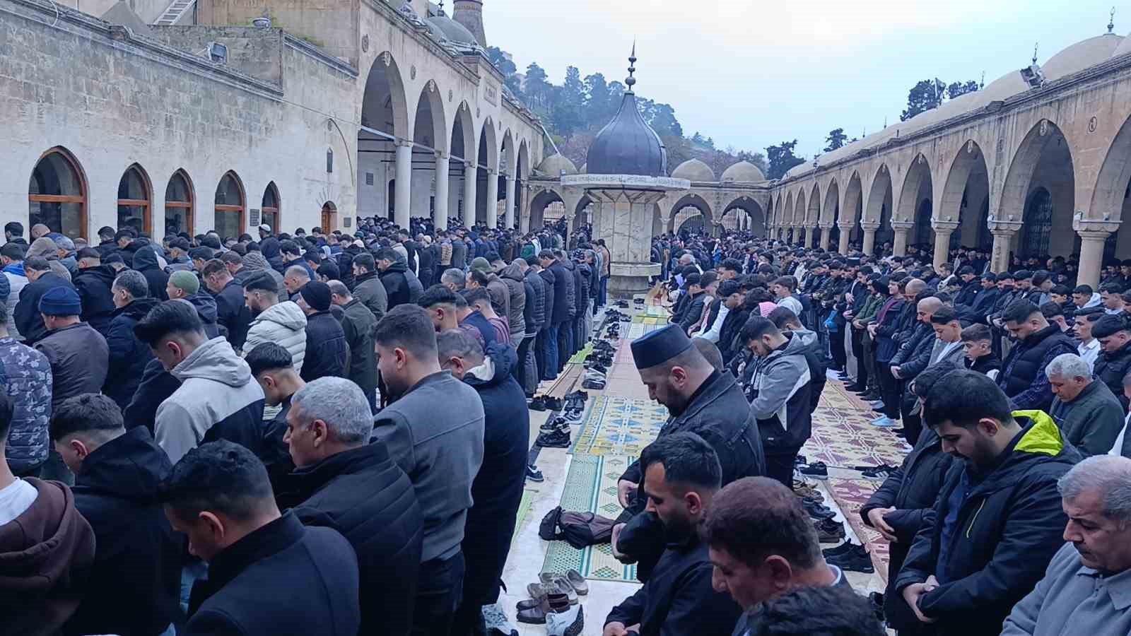 sanliurfada bayram namazi coskusu 6 N9LFVMZU