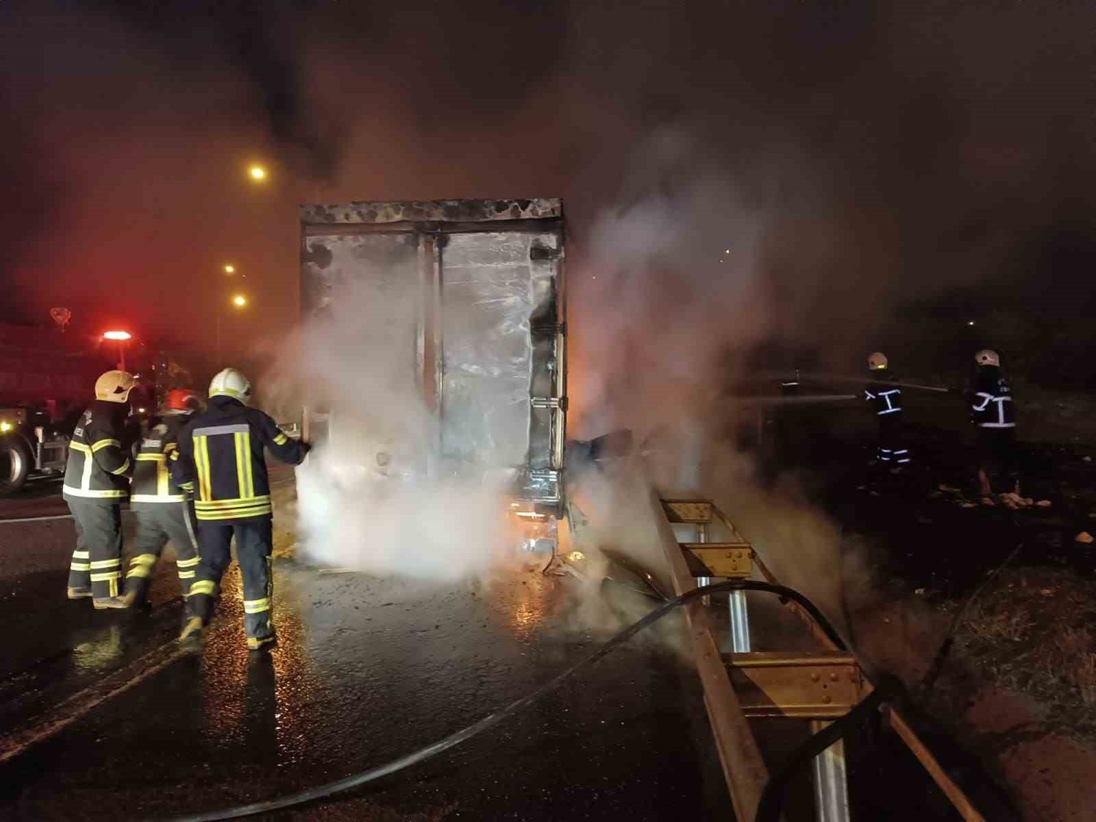 sanliurfada beyaz esya yuklu tir alev alev yandi 1 QgR2s3Oe