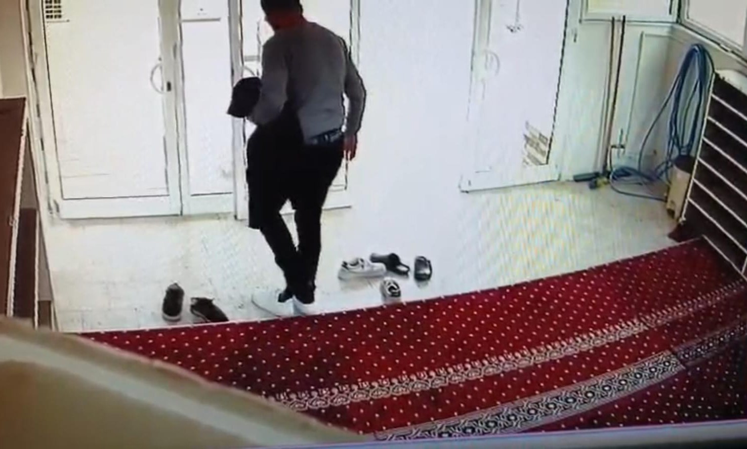 sanliurfada camide ayakkabi ve mont hirsizligi kamerada 2 euHL8Ggy