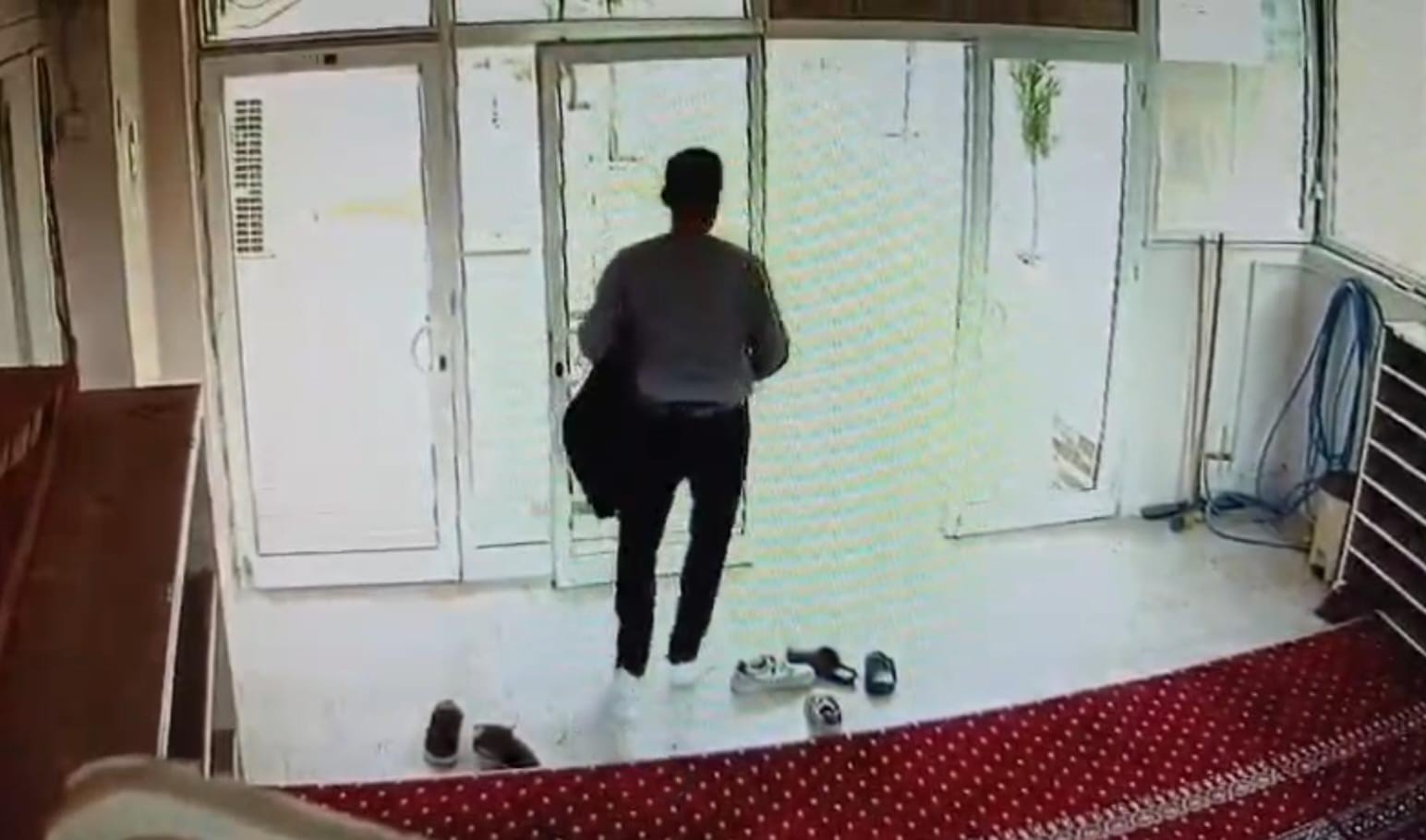 sanliurfada camide ayakkabi ve mont hirsizligi kamerada 3