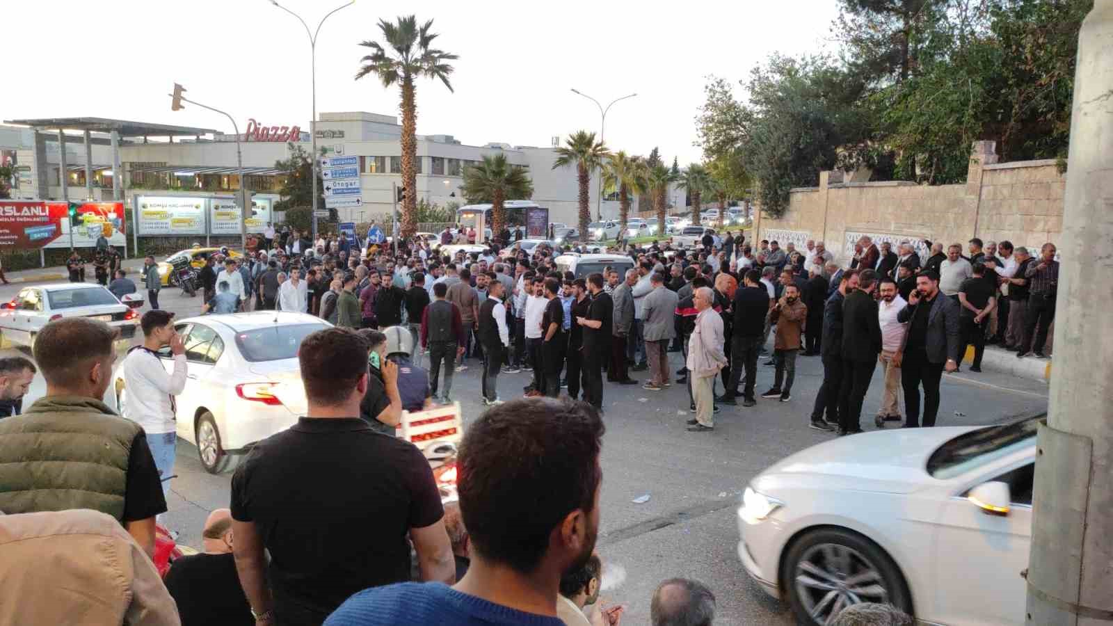 Şanlıurfa’da cenaze defni sırasında "park cezası" kavgası: 9 yaralı 4 sanliurfada cenaze defni sirasinda park cezasi kavgasi 9 yarali 0 ej5zgym3