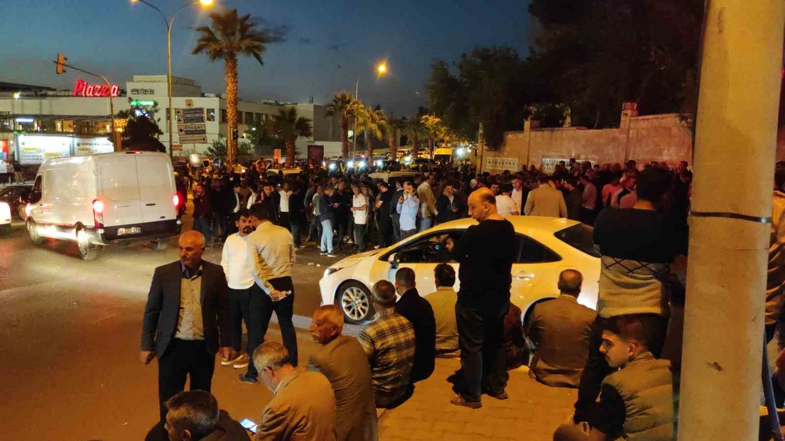 Şanlıurfa’da cenaze defni sırasında "park cezası" kavgası: 9 yaralı 5 sanliurfada cenaze defni sirasinda park cezasi kavgasi 9 yarali 1 5me5HzLZ