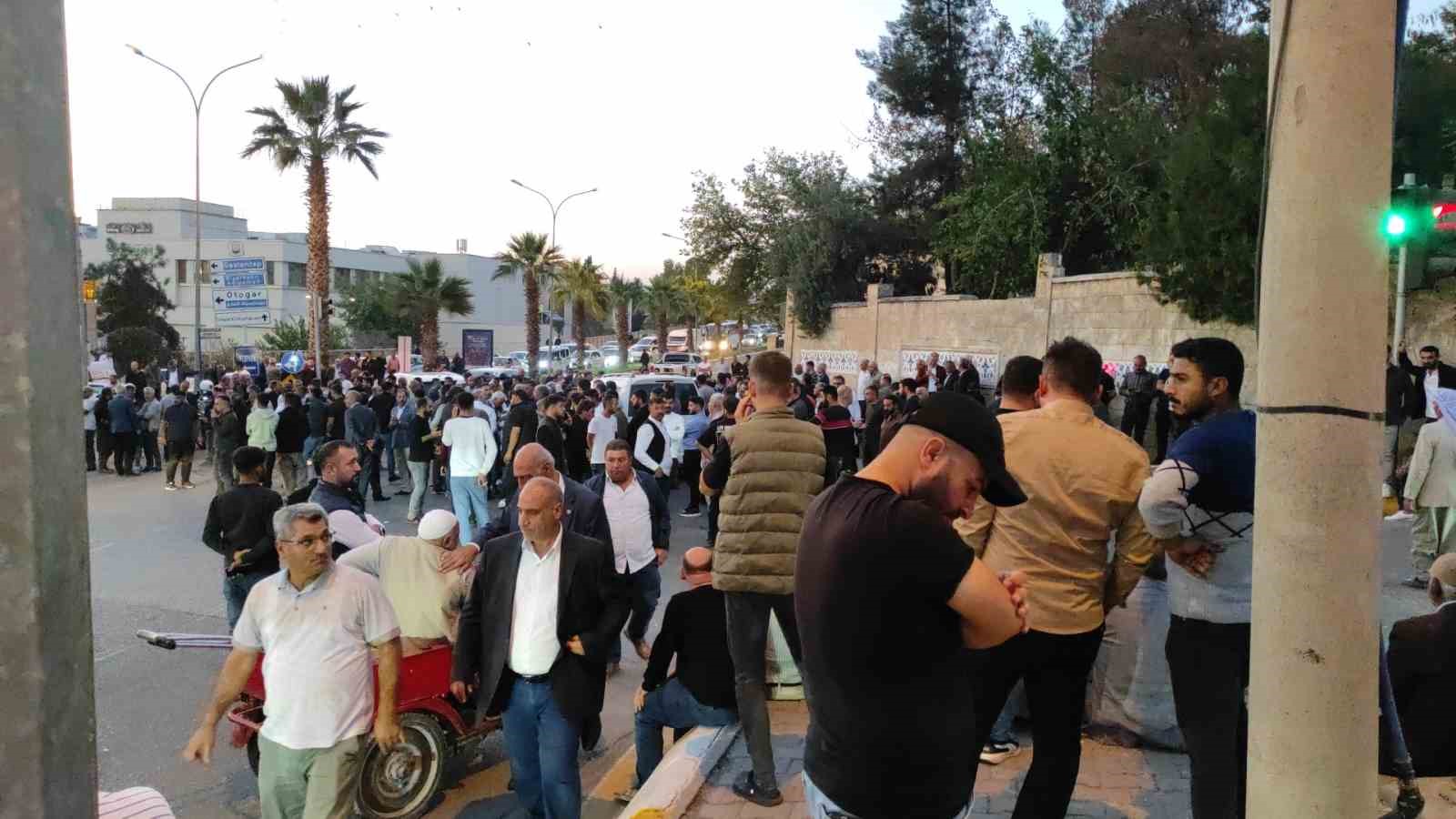 Şanlıurfa’da cenaze defni sırasında "park cezası" kavgası: 9 yaralı 6 sanliurfada cenaze defni sirasinda park cezasi kavgasi 9 yarali 2 viQ72yLc