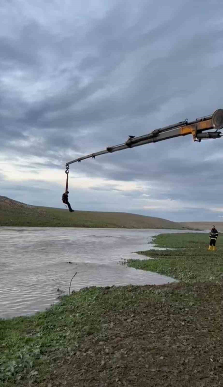 sanliurfada dere sularina kapilan traktor surucusu vincle kurtarildi 0 HzhlHXXL