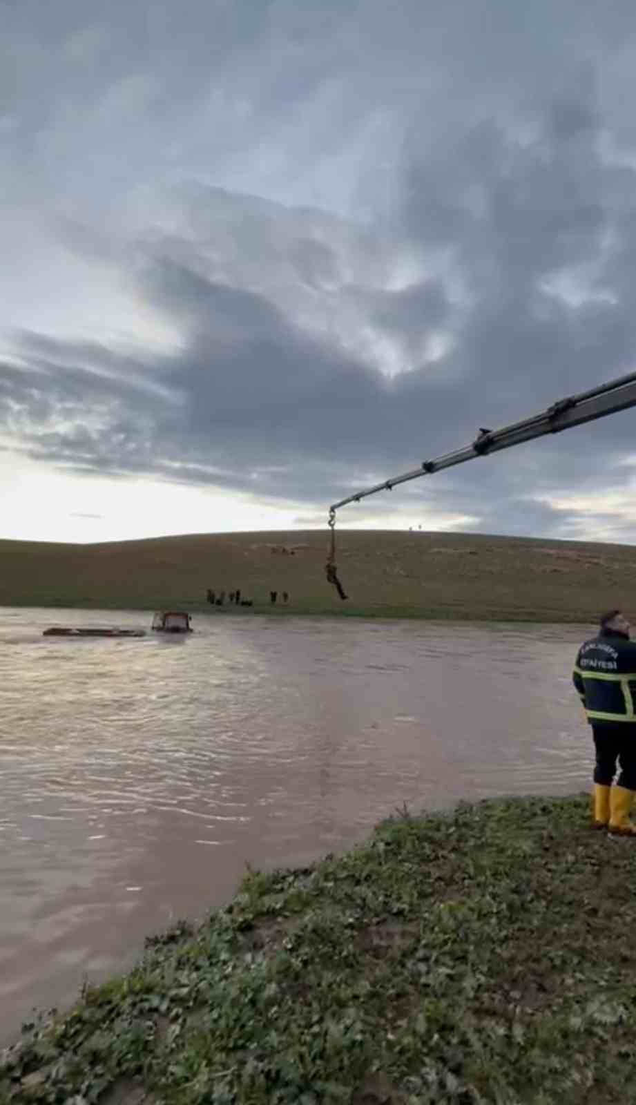 sanliurfada dere sularina kapilan traktor surucusu vincle kurtarildi 1 fv3hnOb8