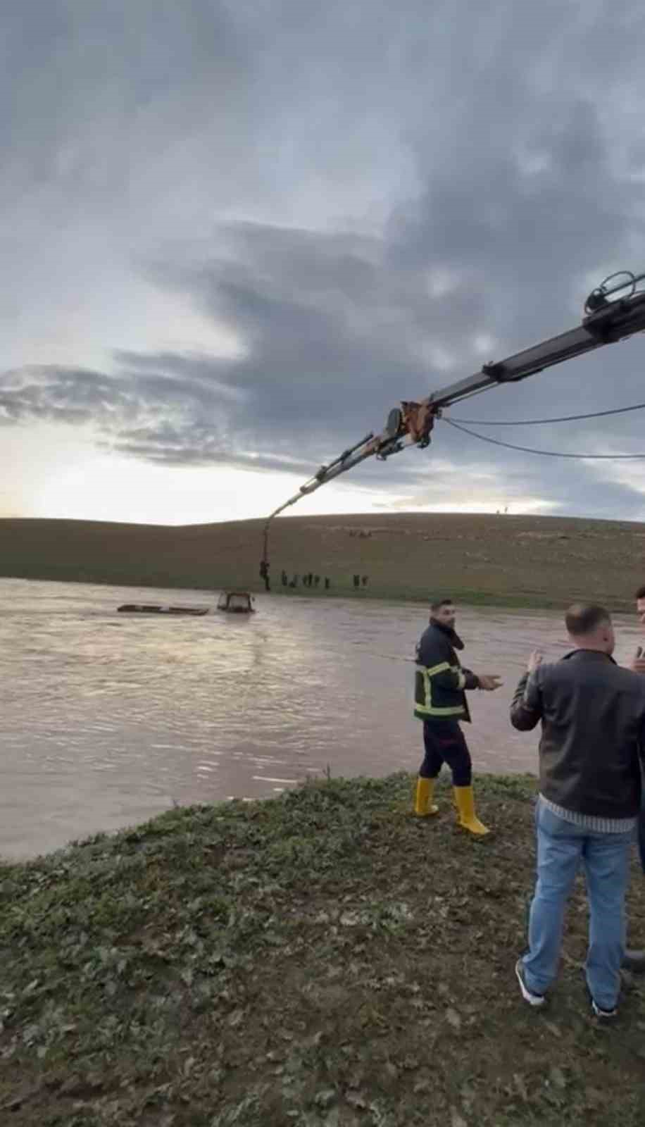 sanliurfada dere sularina kapilan traktor surucusu vincle kurtarildi 2 jMDw5lvz