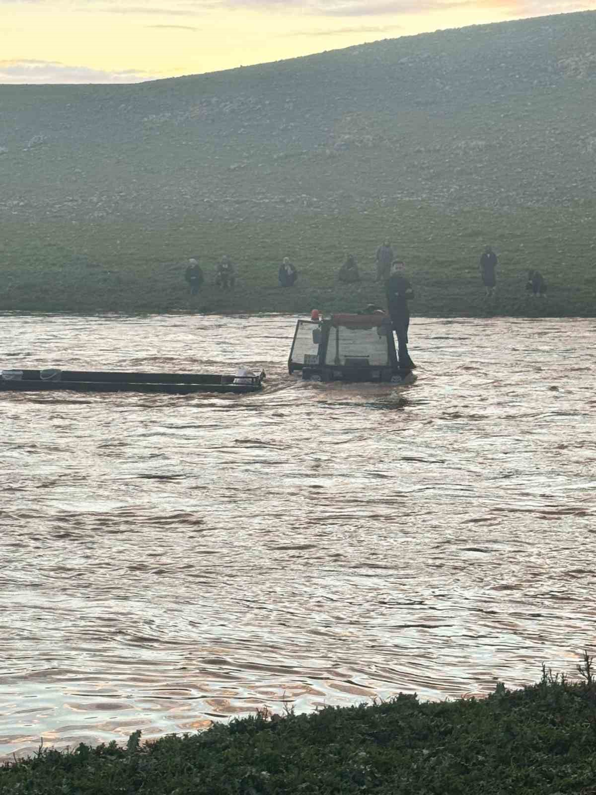 sanliurfada dere sularina kapilan traktor surucusu vincle kurtarildi 3 pAJJJFLQ