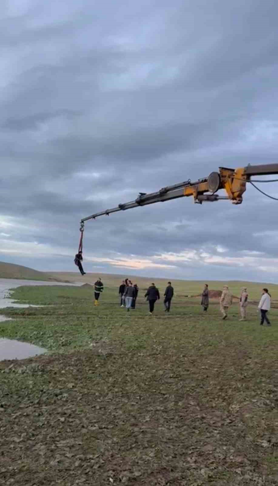 sanliurfada dere sularina kapilan traktor surucusu vincle kurtarildi 4 MkFe8DA4