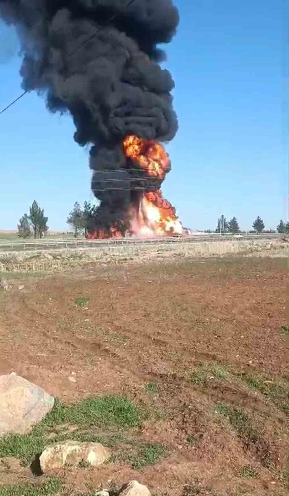 sanliurfada devrilen yakit yuklu tir alev topuna dondu 1 yarali 2 Fz4RjAL5