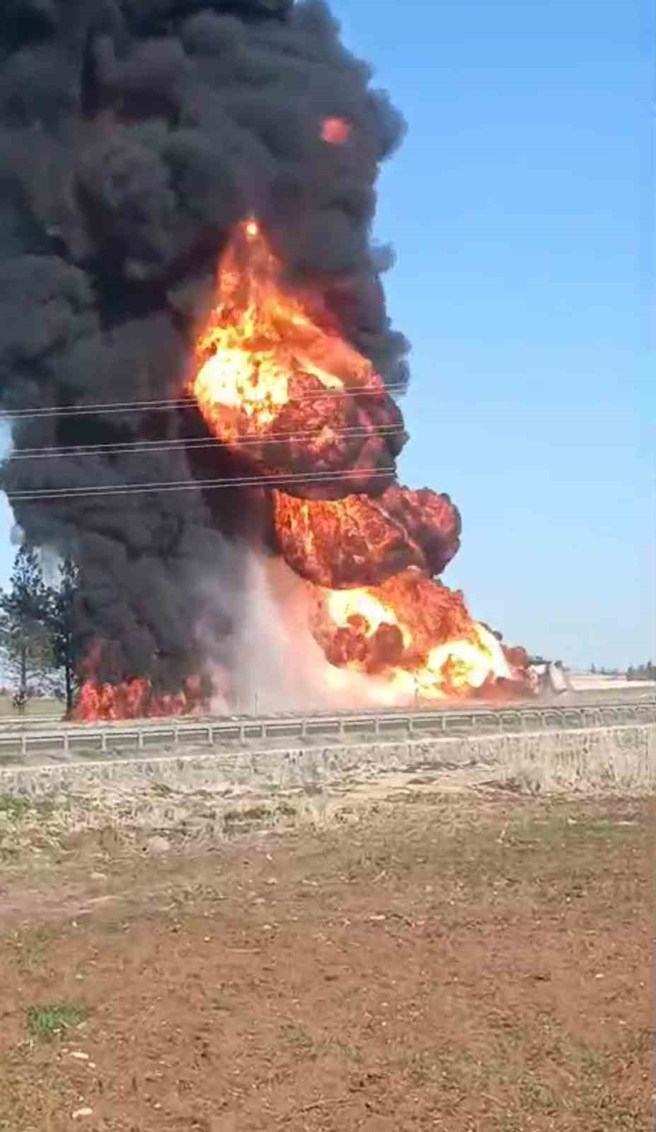 sanliurfada devrilen yakit yuklu tir alev topuna dondu 1 yarali 3 pcQvdNIe