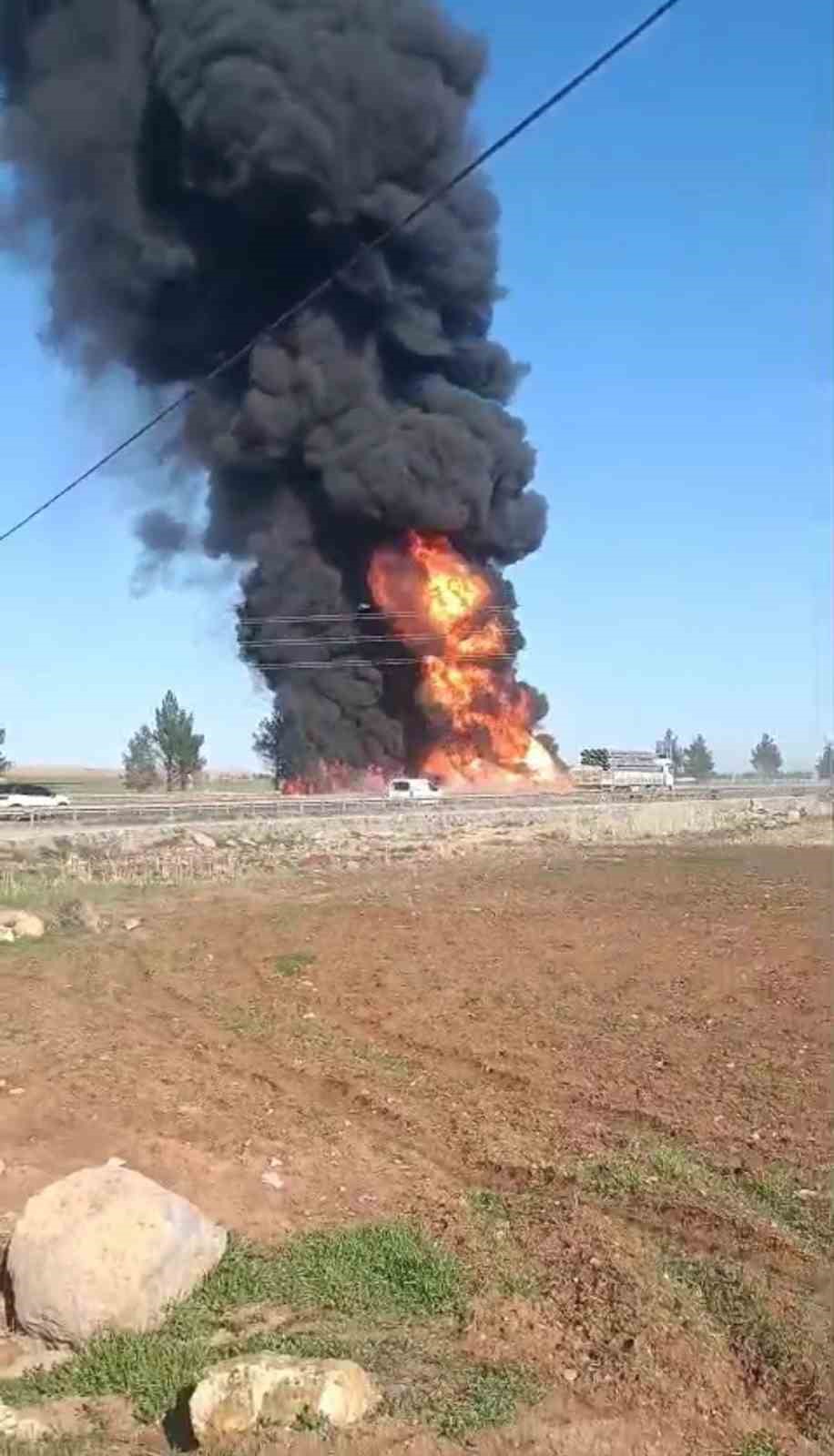 sanliurfada devrilen yakit yuklu tir alev topuna dondu 1 yarali 4 uURAh9dQ
