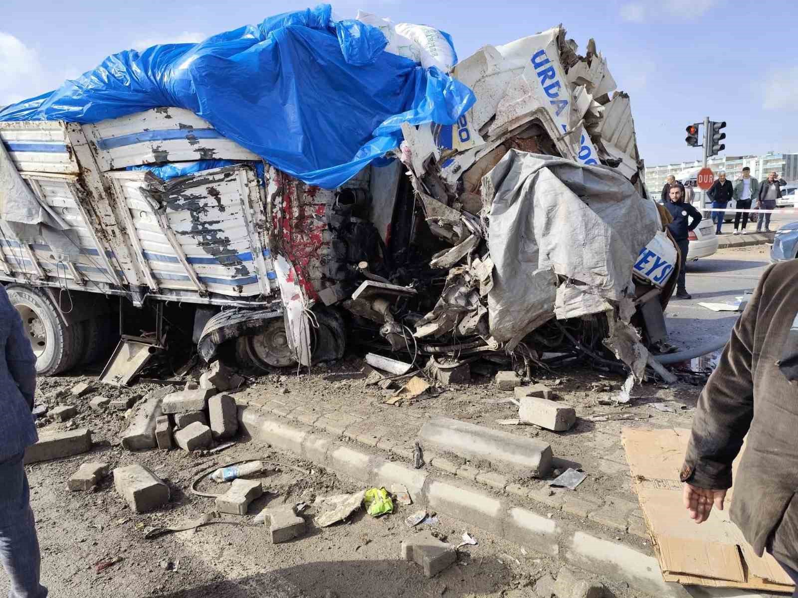 sanliurfada freni patlayan kamyon araclarin arasina daldi 1 olu 3 yarali 1 1qtzTLtS