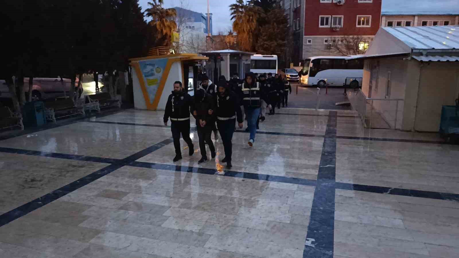 sanliurfada fuhus operasyonunda gozaltina alinan 31 supheli adliyeye sevk edildi 3 TjsA63HY