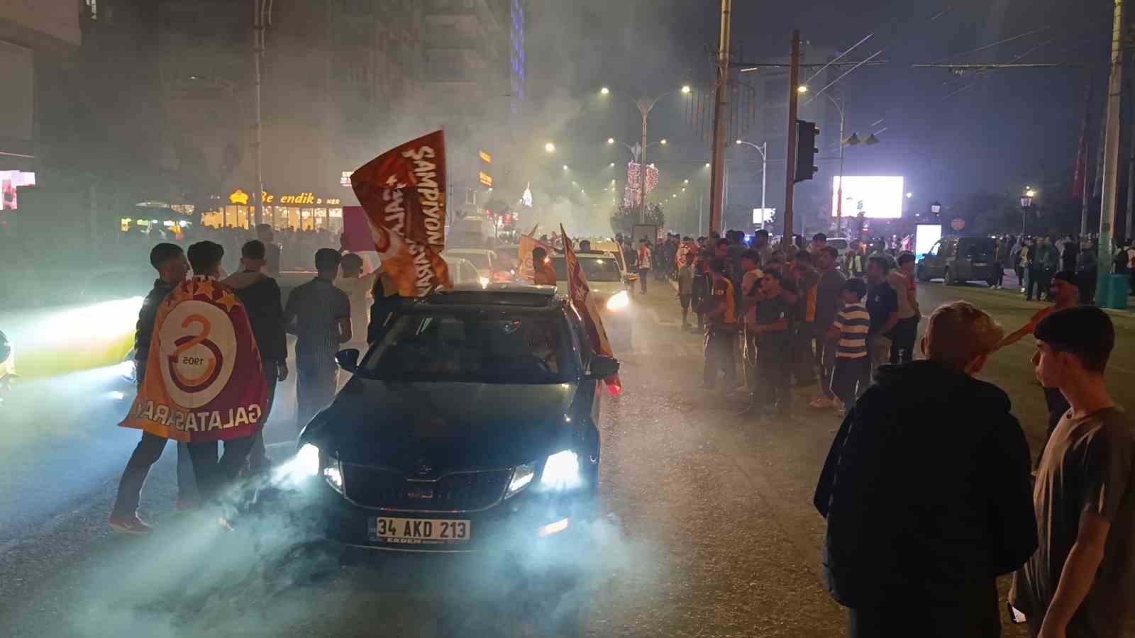 Şanlıurfa’da Galatasaraylı taraftarlar Fenerbahçe’nin maket tabutuyla şampiyonluk kutladı 4 sanliurfada galatasarayli taraftarlar fenerbahcenin maket tabutuyla sampiyonluk kutladi 0 8yFsABX6