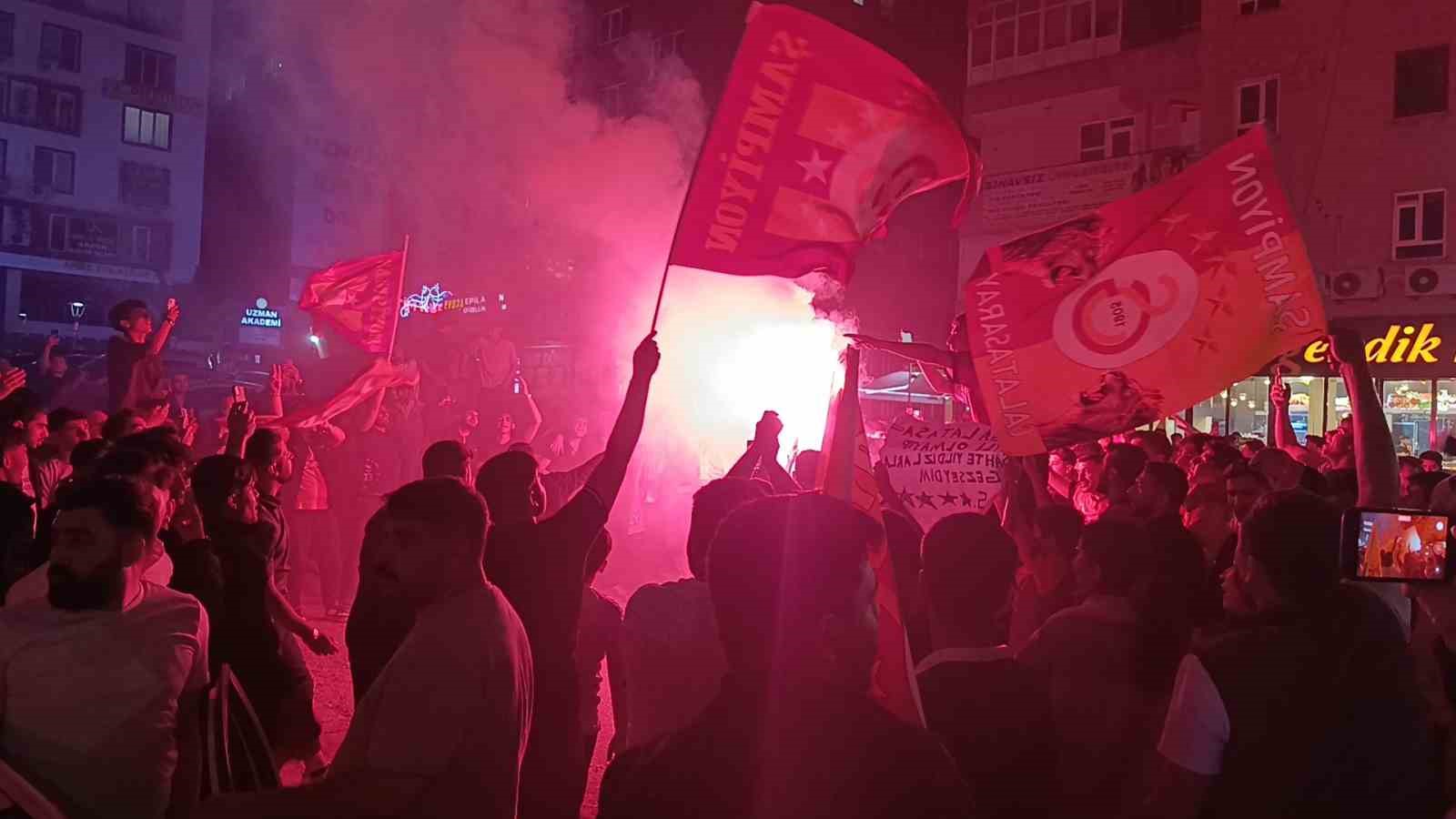 Şanlıurfa’da Galatasaraylı taraftarlar Fenerbahçe’nin maket tabutuyla şampiyonluk kutladı 5 sanliurfada galatasarayli taraftarlar fenerbahcenin maket tabutuyla sampiyonluk kutladi 1 FtjbcaJT
