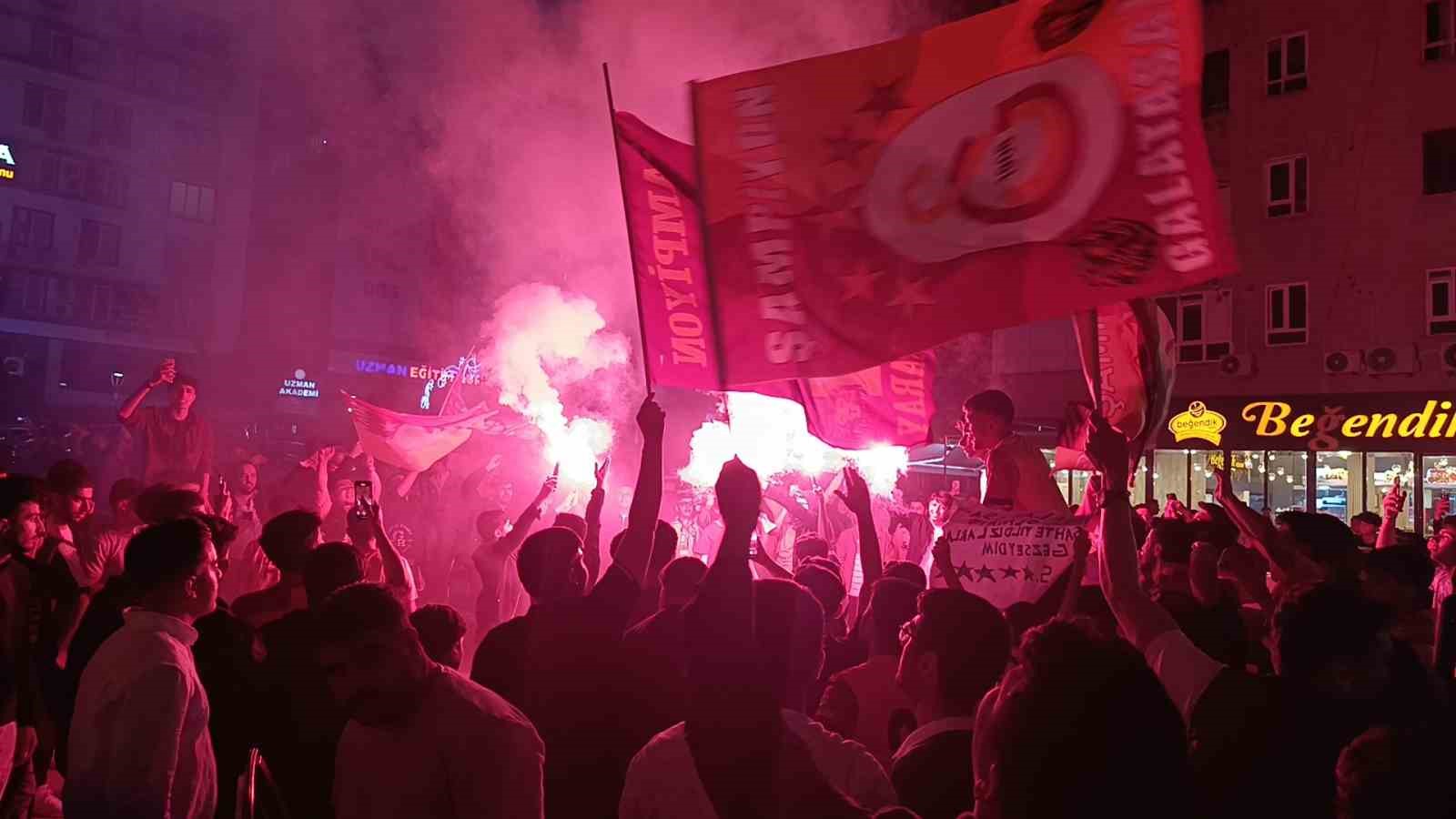 Şanlıurfa’da Galatasaraylı taraftarlar Fenerbahçe’nin maket tabutuyla şampiyonluk kutladı 6 sanliurfada galatasarayli taraftarlar fenerbahcenin maket tabutuyla sampiyonluk kutladi 2 iTwv85z1