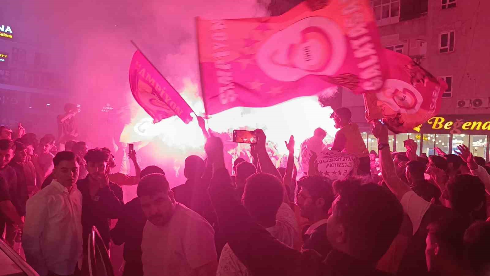 Şanlıurfa’da Galatasaraylı taraftarlar Fenerbahçe’nin maket tabutuyla şampiyonluk kutladı 7 sanliurfada galatasarayli taraftarlar fenerbahcenin maket tabutuyla sampiyonluk kutladi 3 KYO53B5g