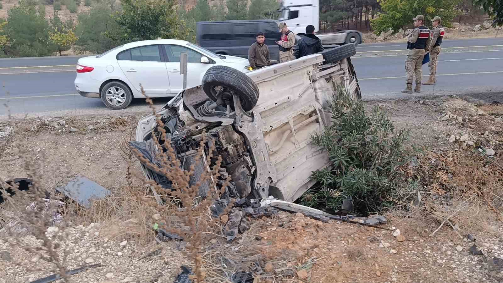 sanliurfada hafif ticari arac devrildi baba ve oglu yaralandi 0 643C8Wpk