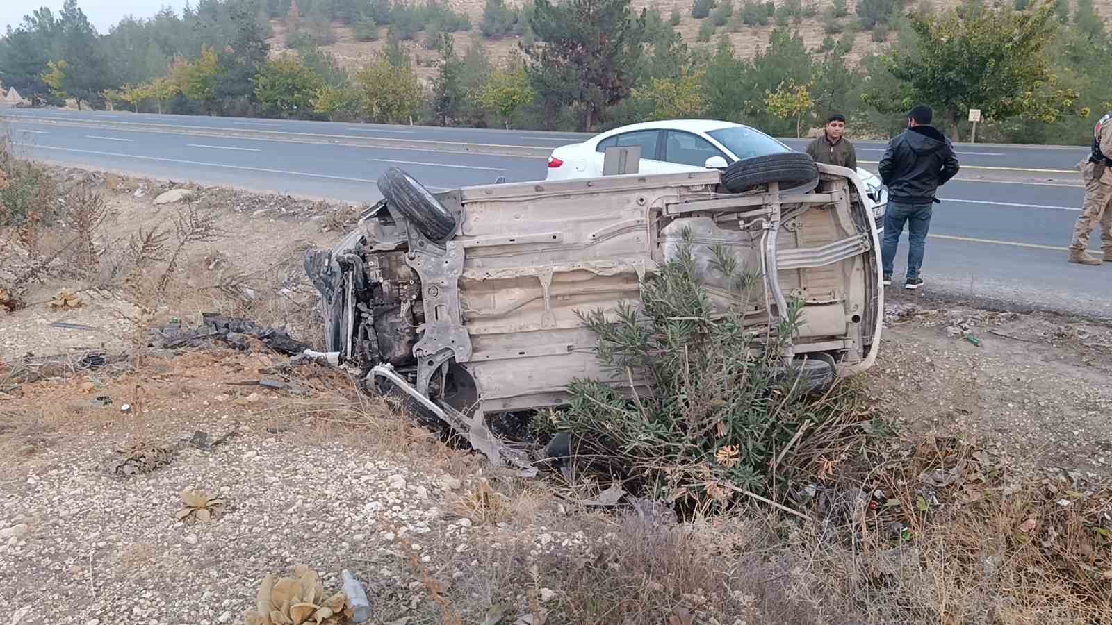 sanliurfada hafif ticari arac devrildi baba ve oglu yaralandi 1 BDHM5TNq