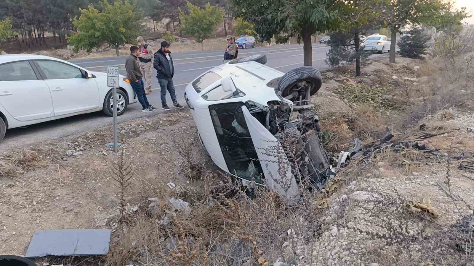 sanliurfada hafif ticari arac devrildi baba ve oglu yaralandi 2 RlSzTmde
