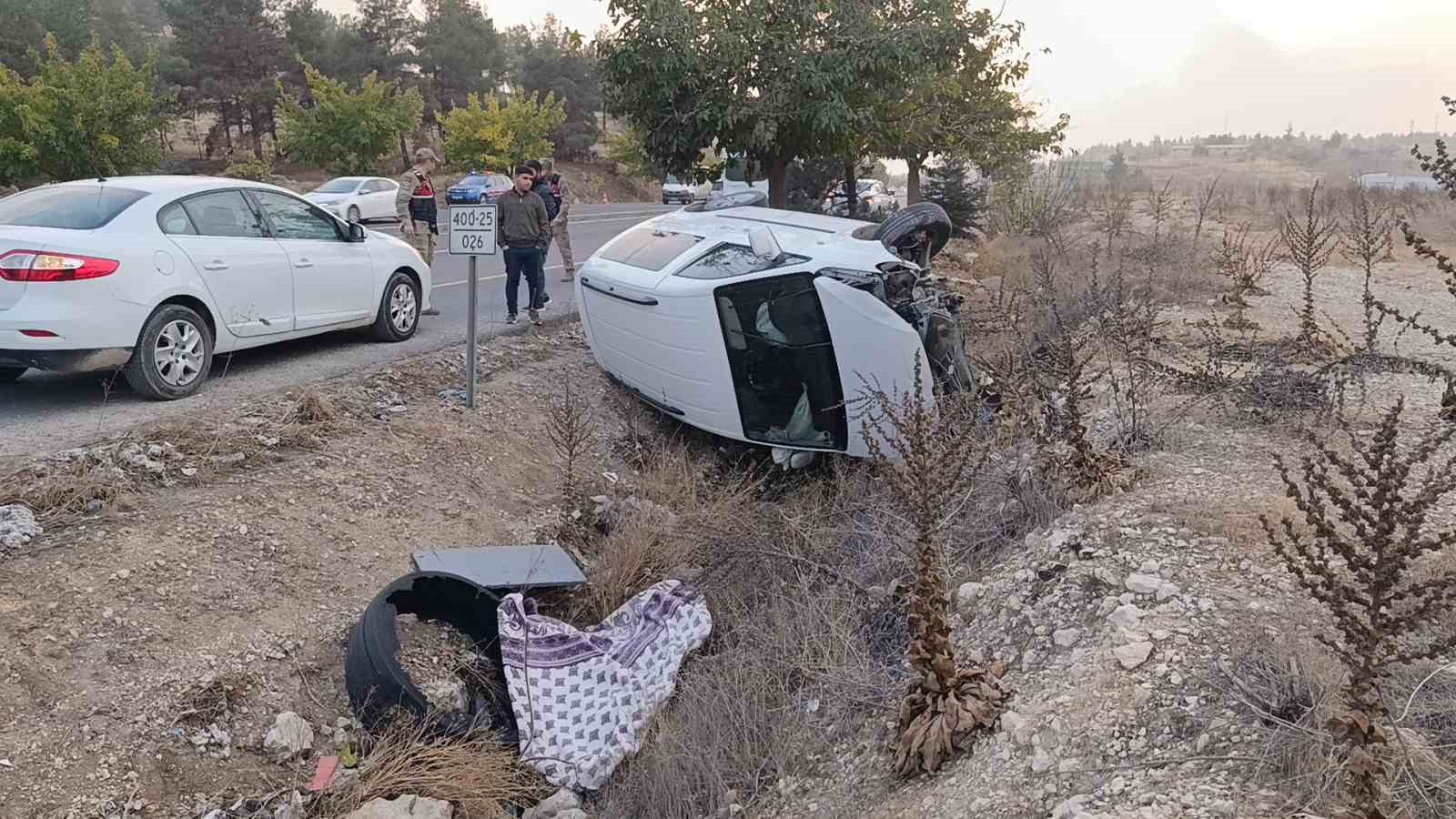 sanliurfada hafif ticari arac devrildi baba ve oglu yaralandi 3 qivgPV82