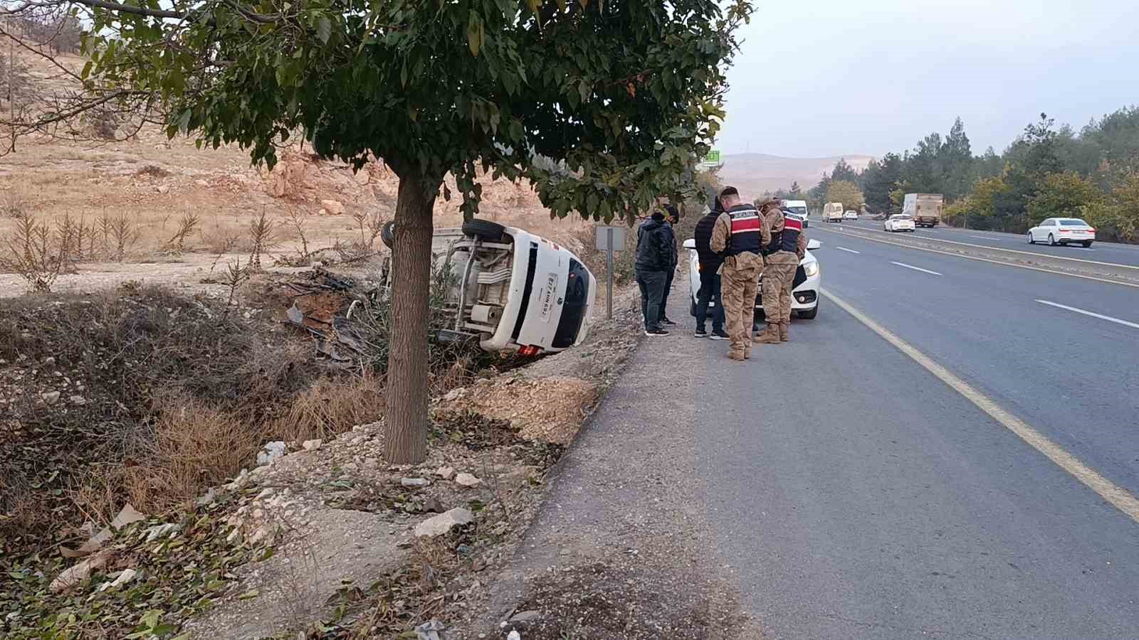 sanliurfada hafif ticari arac devrildi baba ve oglu yaralandi 4 wYCWvLPm