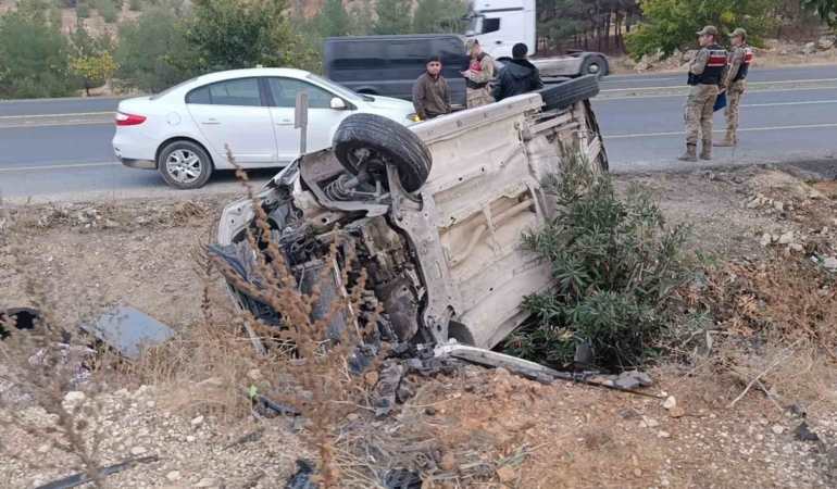sanliurfada-hafif-ticari-arac-devrildi-baba-ve-oglu-yaralandi-q3XL2rn2.jpg