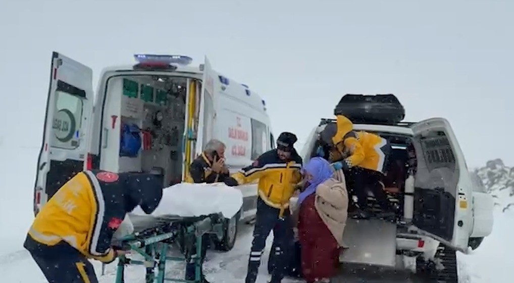 Şanlıurfa’da hastalar paletli ambulanslarla hastaneye ulaştırıldı 5 sanliurfada hastalar paletli ambulanslarla hastaneye ulastirildi 1