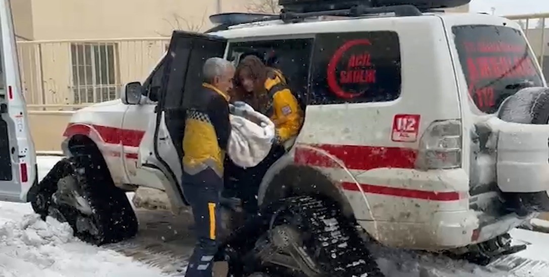 Şanlıurfa’da hastalar paletli ambulanslarla hastaneye ulaştırıldı 6 sanliurfada hastalar paletli ambulanslarla hastaneye ulastirildi 2 l3uGLWY8
