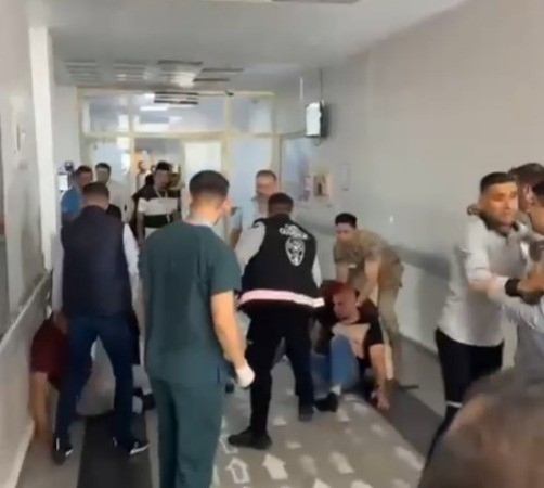 sanliurfada-hastane-acilinde-tekme-tokat-hengame-kamerada-dMndt1Eg.jpg