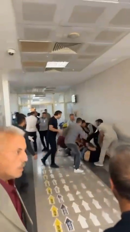 sanliurfada hastane acilinde tekme tokat kavga kamerada 2 TZw4njZt