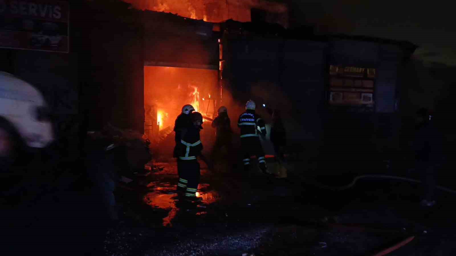 Şanlıurfa’da hurdacı dükkanında korkutan yangın 5 sanliurfada hurdaci dukkaninda korkutan yangin 1