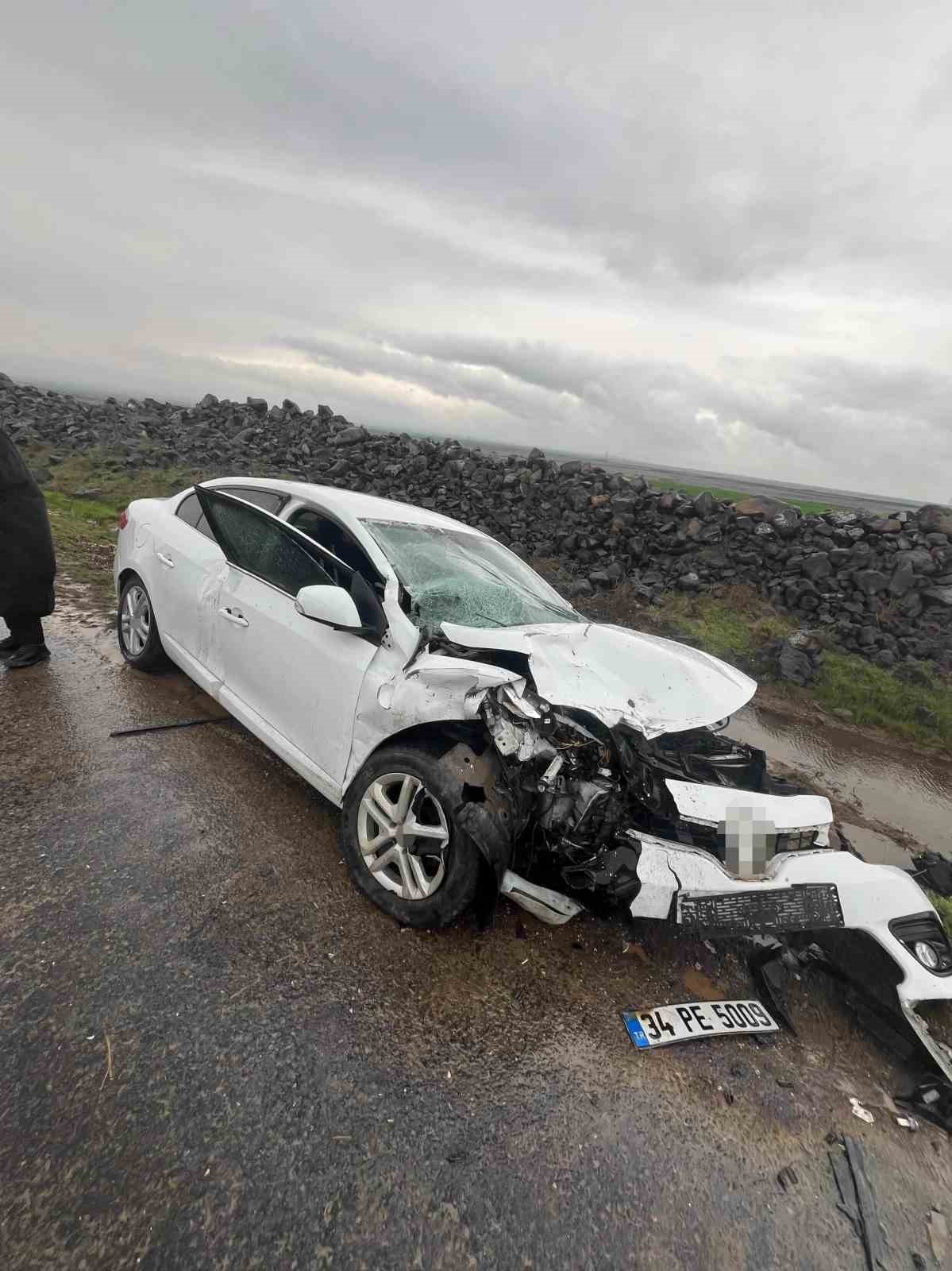 sanliurfada iki otomobil kafa kafaya carpisti 8 yarali 2 ImzIszO1