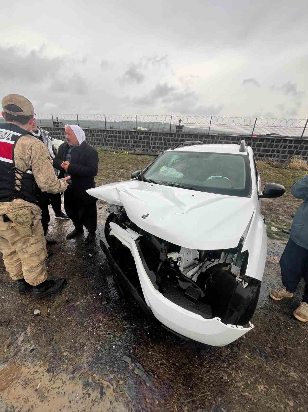 sanliurfada iki otomobil kafa kafaya carpisti 8 yarali 3