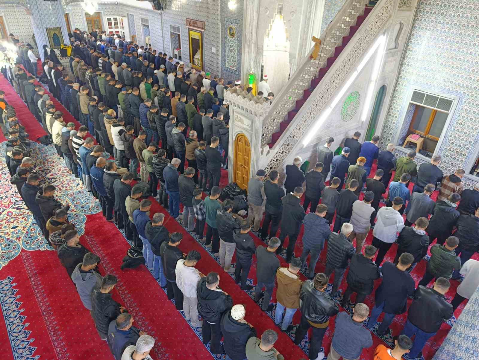 sanliurfada ilk teravih namazi kilindi 1 WAl865fW