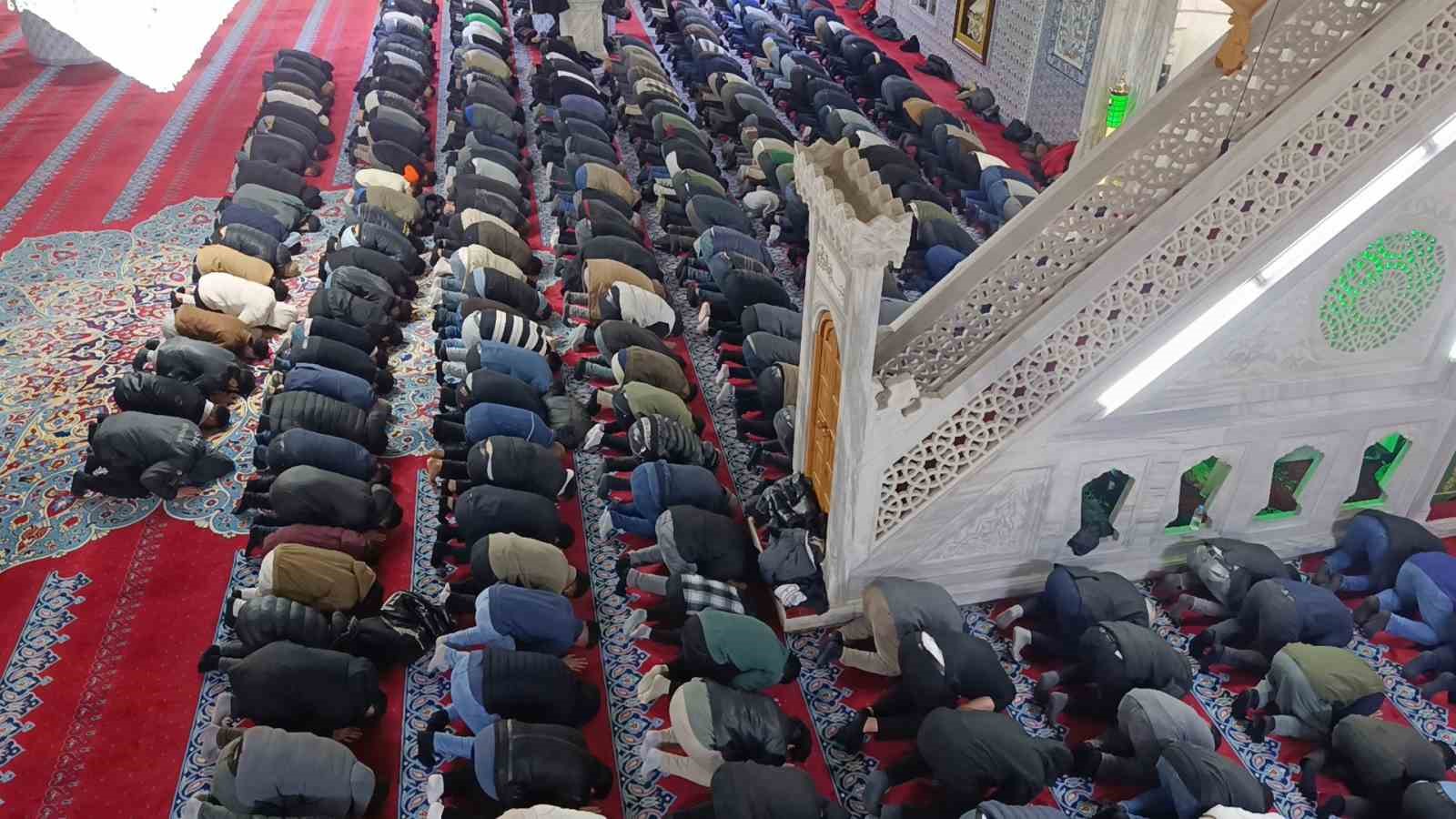 sanliurfada ilk teravih namazi kilindi 3 c8L5JFO7