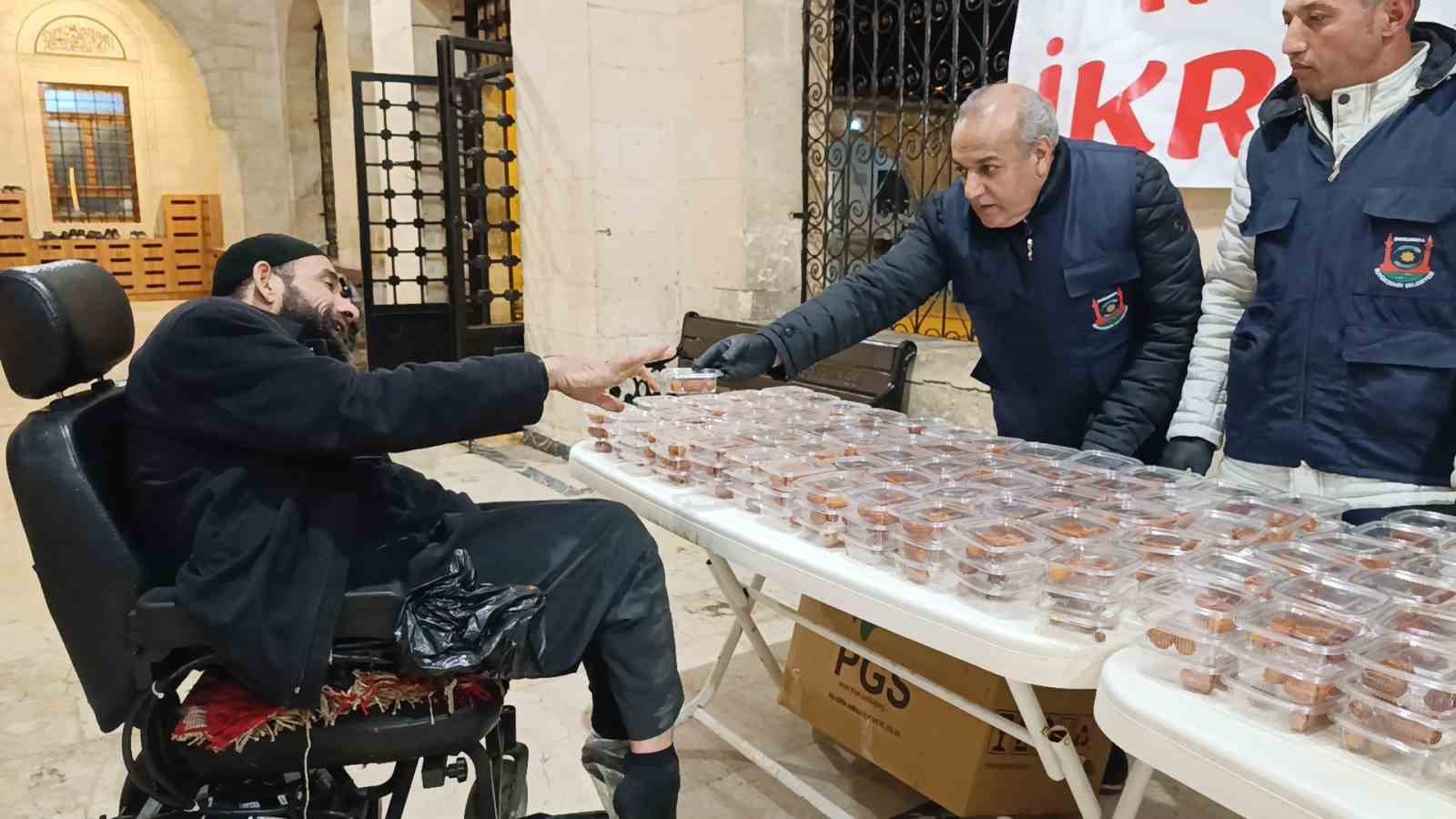 sanliurfada ilk teravih namazi kilindi 4 BTKpgbRi
