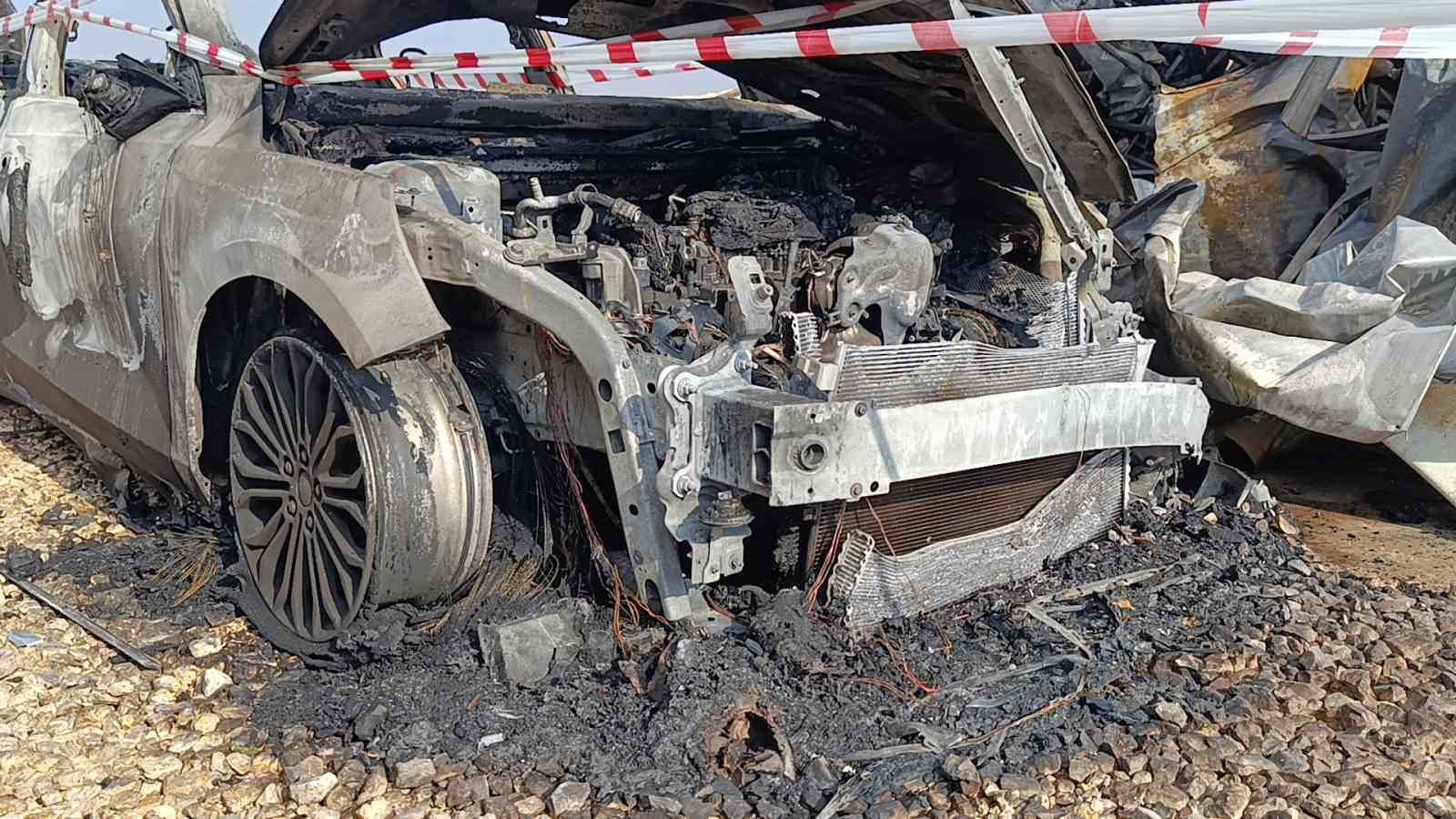 sanliurfada insaat santiyesinde otomobiller alev alev yandi 0