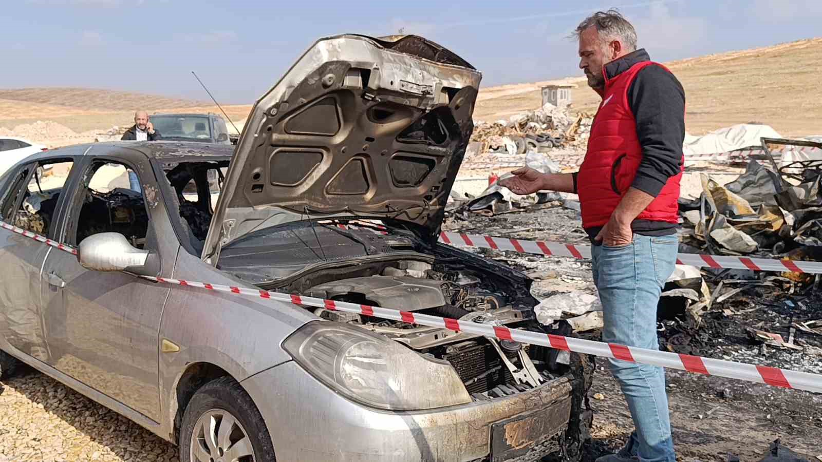 sanliurfada insaat santiyesinde otomobiller alev alev yandi 1