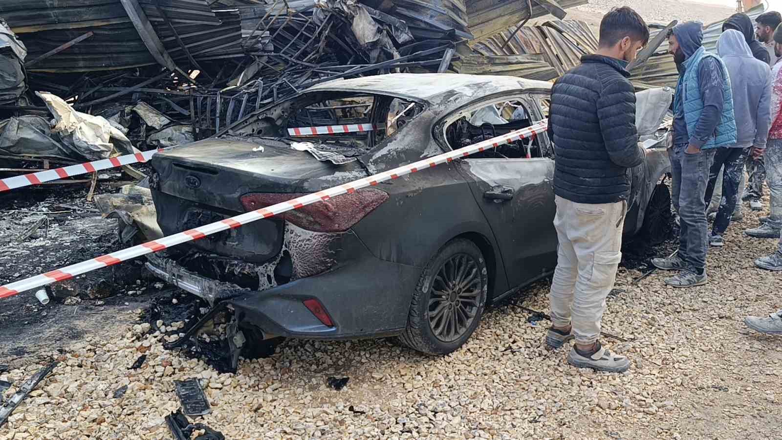 sanliurfada insaat santiyesinde otomobiller alev alev yandi 4 TlLbcY3F