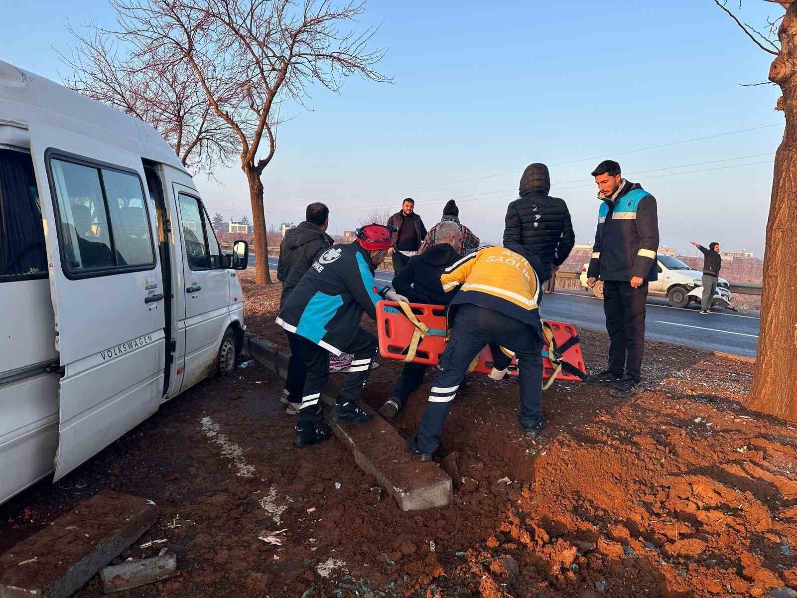 sanliurfada isci servisi agaca carpti 7 yarali 2 Pb9HVnHy