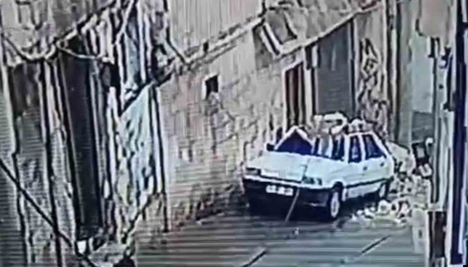 sanliurfada istinat duvari otomobil uzerine devrildi 1 Hau8zZsk
