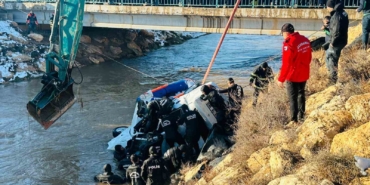 sanliurfada-kanala-ucan-otomobildeki-kayip-3-kisinin-cesedine-ulasildi-H6OtZr9Q.jpg